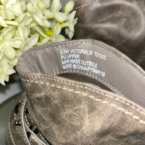 Daisy Fuentes Victoria Short Boots - Picture 6 of 16